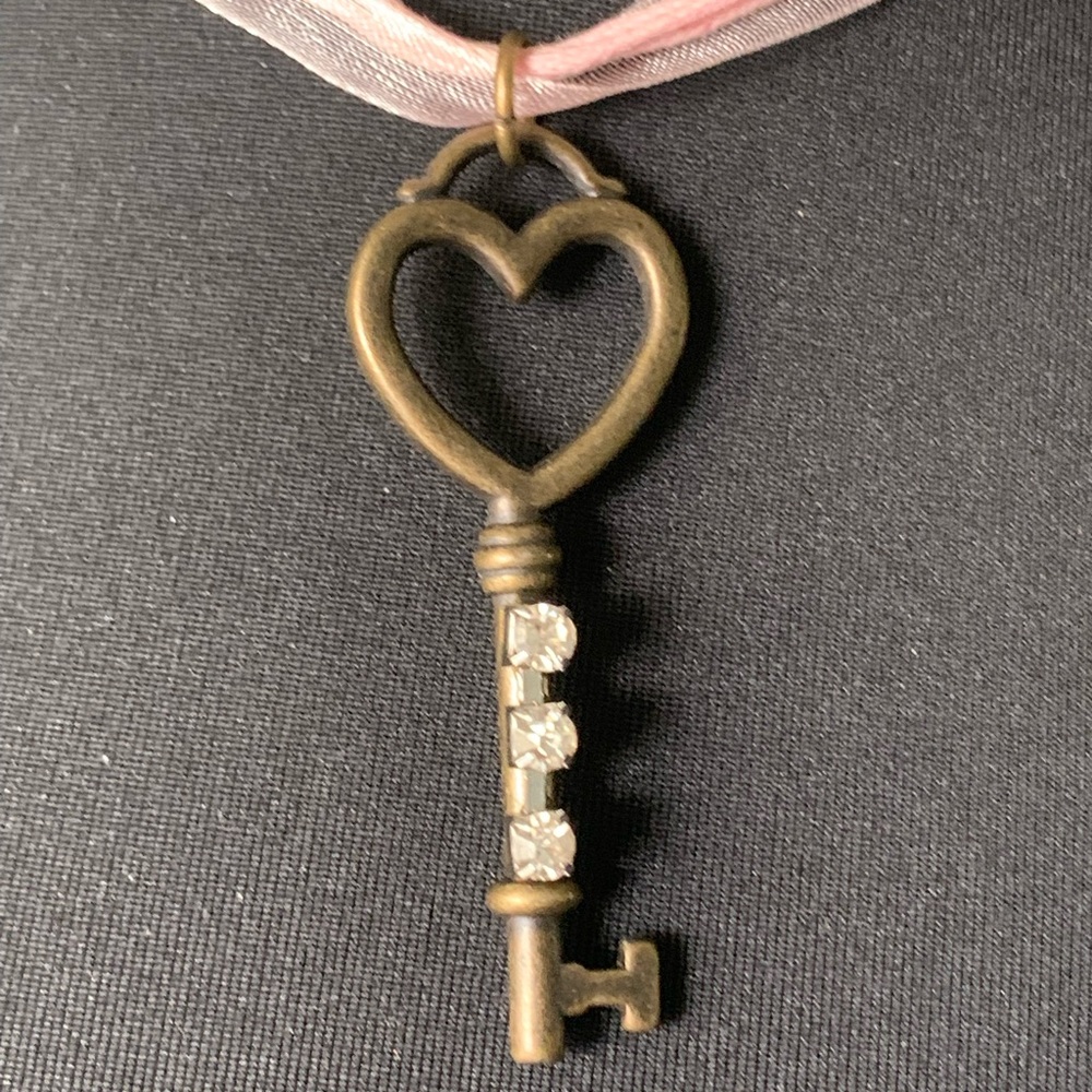 Necklace skeleton key heart pink ribbon choker - Picture 2 of 6
